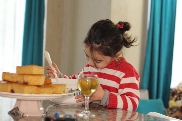 Roztomilý kavkazský vzhled dívka připravuje jídlo  - Fotografie, Obrázek