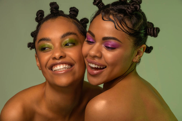 Portrait of a two beautiful young African american women . - 写真・画像