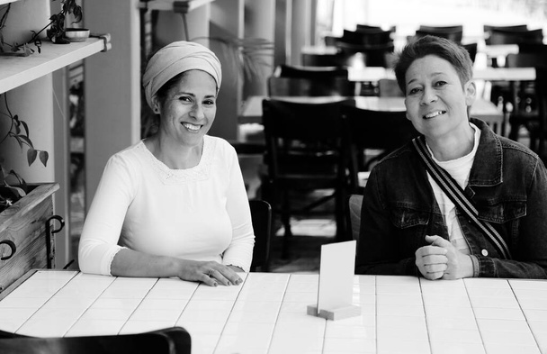 Retrato de duas mulheres sentadas em um restaurante após a epidemia de coronavírus - Foto, Imagem