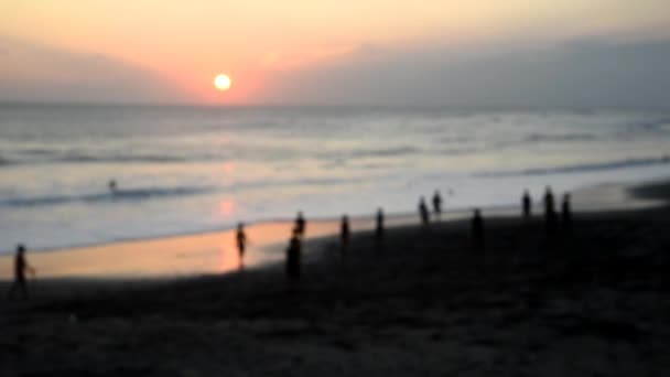 Silhouet van de voetballers op het strand tijdens zonsondergang - Video