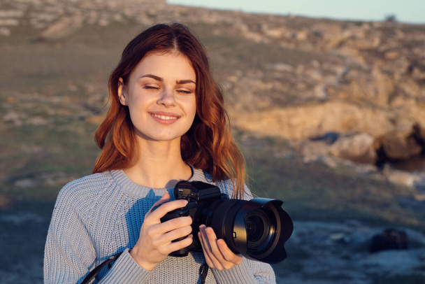 donna fotografo con macchina fotografica sulla natura paesaggio stile di vita - Foto, immagini