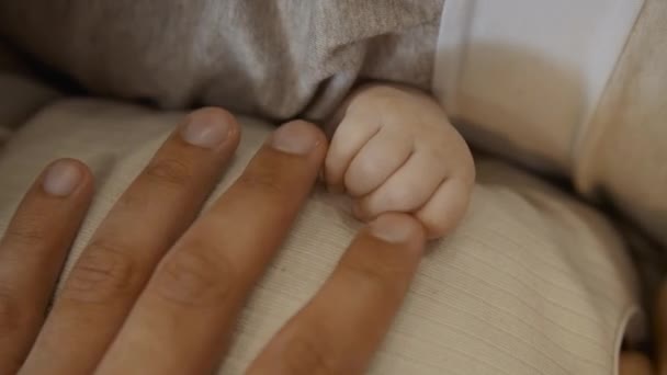 Apa megérinti és megfogja a kezét újszülött kislányával.. - Felvétel, videó