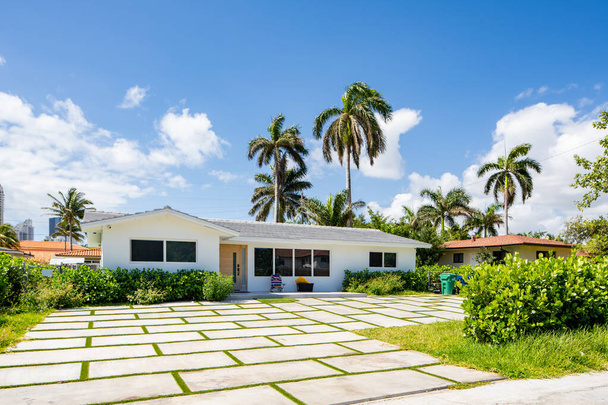 SUNNY ISLES BEACH, FL, USA - 28. APRIL 2021: Fotoserie von Wohnhäusern in Golden Shores, einem Viertel in der Stadt Sunny Isles Beach, einem Vorort von Miami Dade County - Foto, Bild