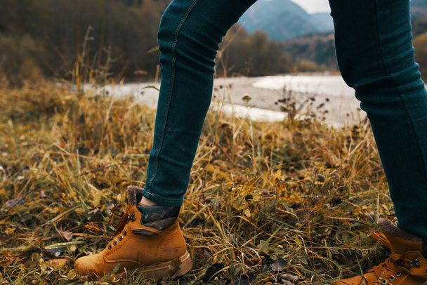 naisten jalat saappaat ja farkut luontoon syksyllä vuorilla - Valokuva, kuva