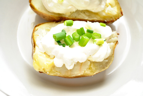 Batata assada com creme de leite e cebolinha
 - Foto, Imagem
