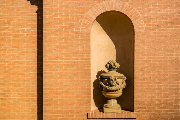 Brick wall with small dome and amphora decorated with stucco - Photo, Image
