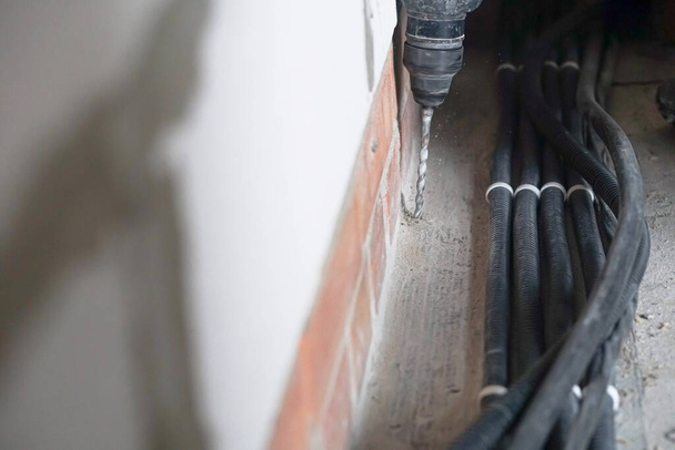 Installazione di cavi elettrici sul soffitto.Installazione di cavi elettrici. - Foto, immagini