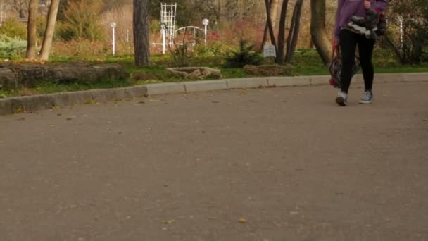 roller-skaters kızla - Video, Çekim