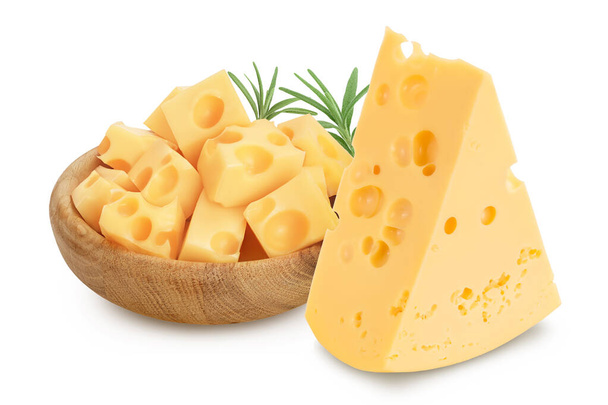 Stück Käse isoliert auf weißem Hintergrund mit Clipping-Pfad und voller Schärfentiefe - Foto, Bild