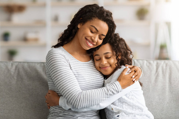 Amoroso afro-americano família ligação em casa - Foto, Imagem