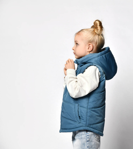 Girl wearing casual outwear sleeveless vest studio shot - Foto, afbeelding