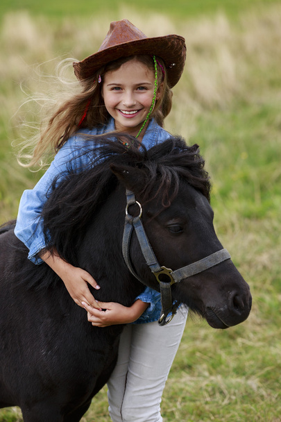 Ranch - reizendes Mädchen mit Pony auf der Ranch - Foto, Bild