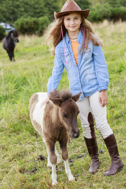 Rancho - Chica encantadora con pony en el rancho
 - Foto, imagen