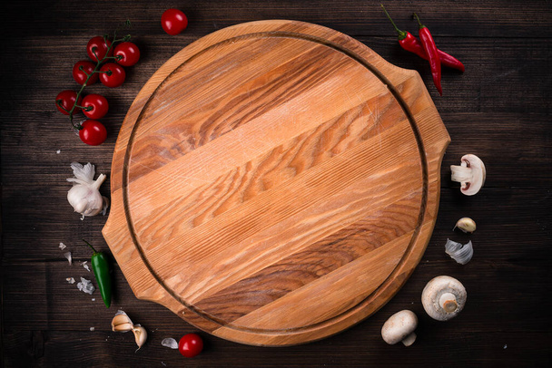 Empty pizza board on dark wooden table, Top view. - Foto, Imagem