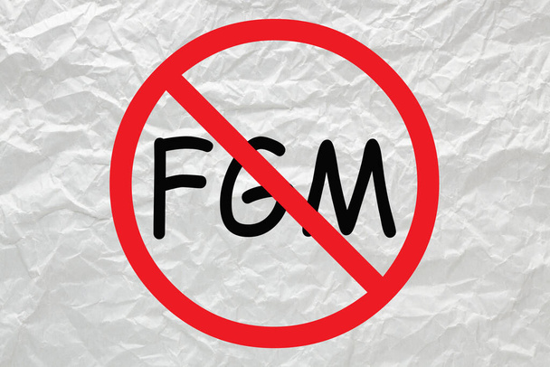 Zastavit ženské genitální mrzačení znamení na bílém zmačkaném papíru. - Fotografie, Obrázek