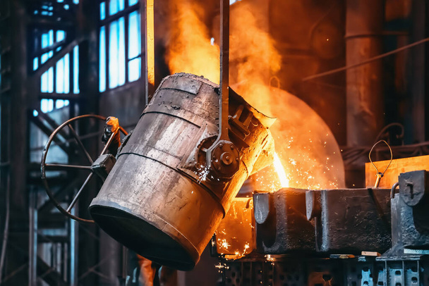 Proces lití kovů ve slévárně, lití tekutých kovů z nádob do forem s párou a jiskry, těžká metalurgie na pozadí - Fotografie, Obrázek