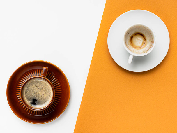 deux tasses de café, une tasse brune de café noir et un café vide utilisé - Photo, image