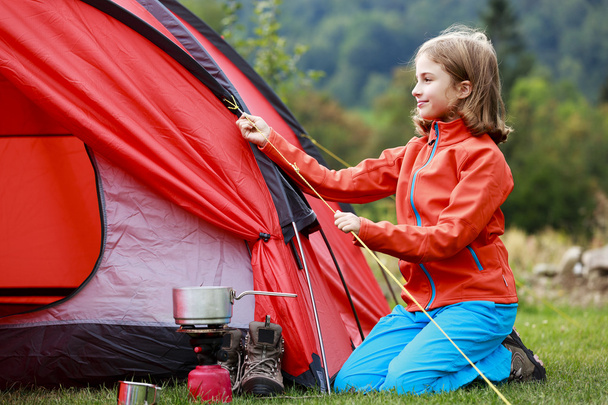 kamp çadır - genç kız bir çadır kamp kurma - Fotoğraf, Görsel