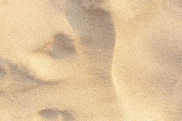 Homok textúra háttér a strandon. Világos bézs tenger homok textúra minta, homokos strand háttér. - Fotó, kép