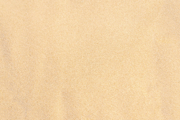 Písčitá textura pozadí na pláži. Světle béžové moře písek textura vzor, písečné pláže pozadí. - Fotografie, Obrázek