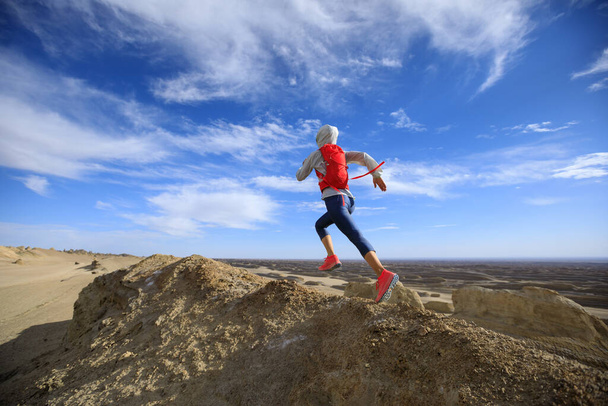 Woman trail runner cross country running  on sand desert dunes - Fotoğraf, Görsel
