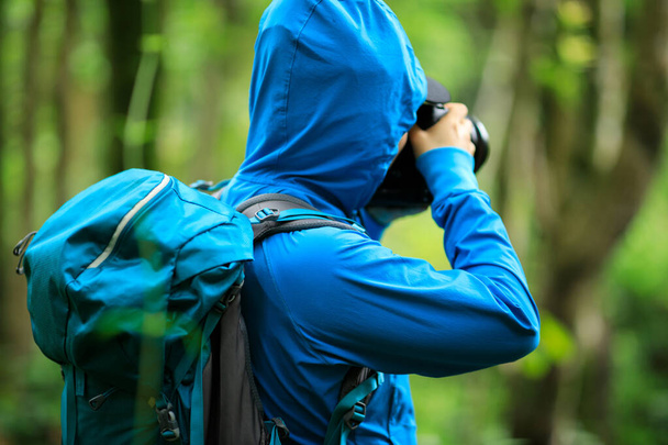 Femme photographe prenant des photos dans la forêt printanière - Photo, image
