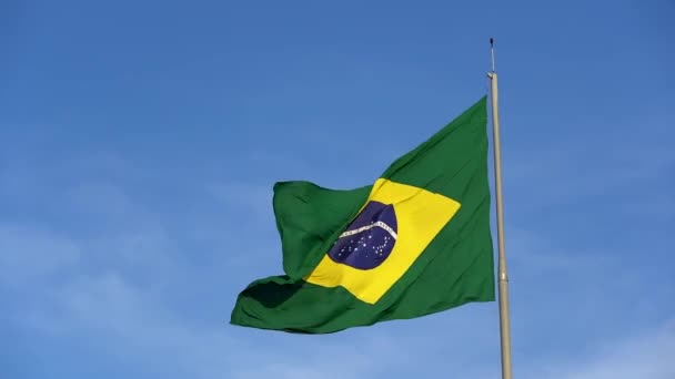 Brezilya bayrağı. Rüzgarda uçuşan Brezilya bayrağı. - Video, Çekim