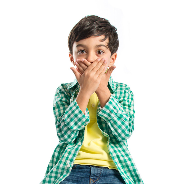 παιδί που καλύπτει το στόμα του πάνω από το λευκό φόντο  - Φωτογραφία, εικόνα