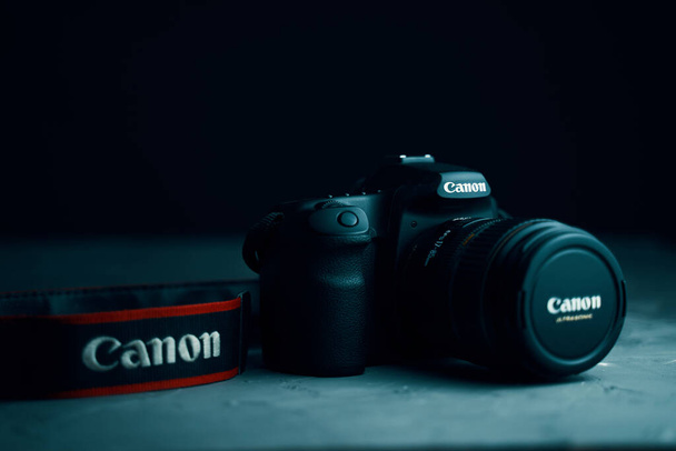 Камера Canon с объективом и ремешком для шеи - Фото, изображение