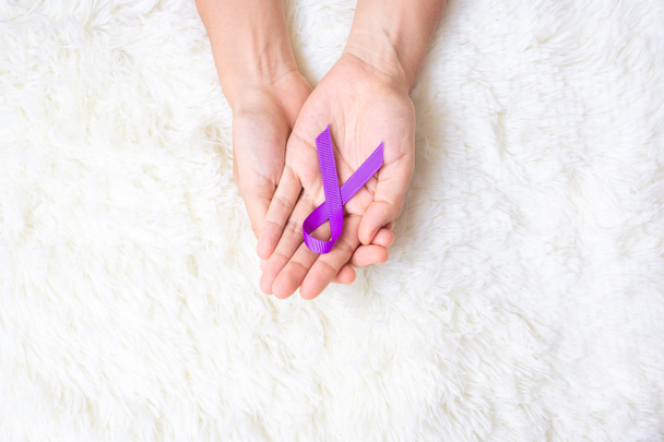Pancreatic Cancer, world Alzheimer, epilepsy, lupus and domestic violence day Awareness month, Woman holding purple Ribbon for supporting people living. Healthcare and World cancer day concept - Foto, Bild