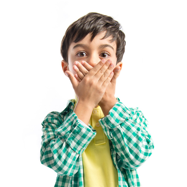 Kind bedeckt seinen Mund vor weißem Hintergrund  - Foto, Bild