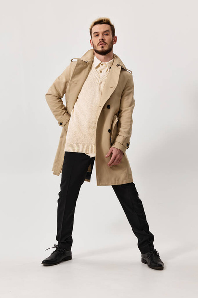 κομψό άνδρα σε παντελόνι πουκάμισο παλτό μοντέλο κοστούμι - Φωτογραφία, εικόνα
