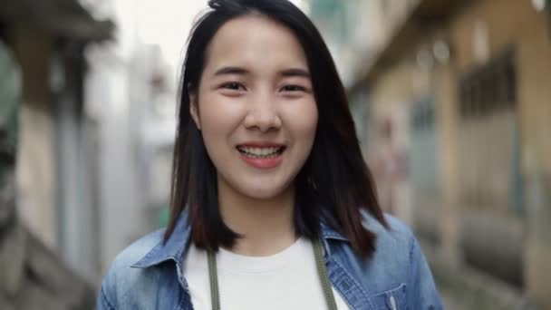 Mooie glimlachende Aziatische vrouw hipster reiziger. Genieten van reizen op vakantie zomer. Solo reizen buitenshuis concept. - Video
