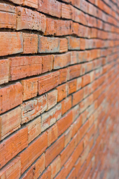 La perspective d'un mur de briques rouges se concentre sur 1 partie 3 devant. - Photo, image