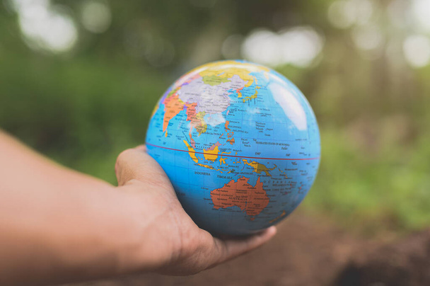 Día Mundial del Medio Ambiente .Love el mundo .Hand sosteniendo un globo - Foto, Imagen