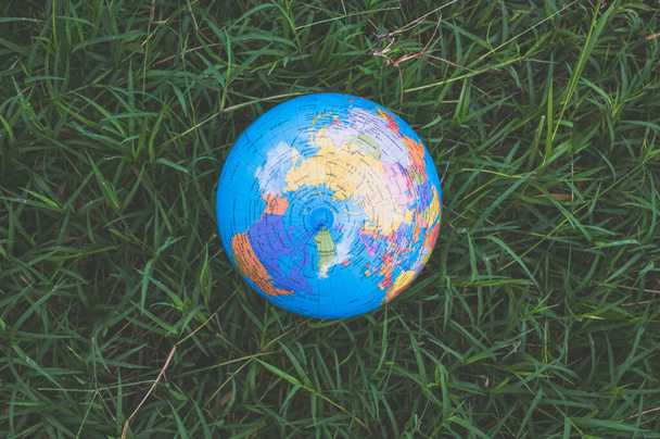 Dünya Çevre Günü. Dünyayı seviyorum. Bir küreyi tutan el. - Fotoğraf, Görsel