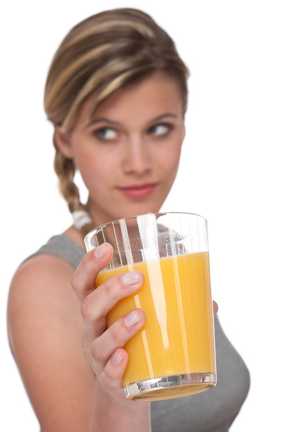 Mujer sosteniendo vidrio con jugo de naranja sobre fondo blanco, enfoque en la mano
 - Foto, imagen