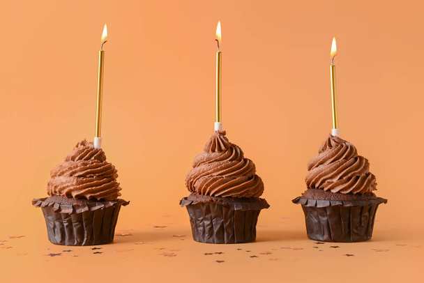 Tasty chocolate cupcakes on color background - Foto, Imagem