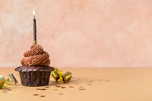 Leckere Schokolade Cupcake auf farbigem Hintergrund - Foto, Bild