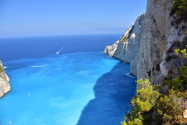 hermosa vista de la costa rocosa de la isla en Grecia  - Foto, imagen