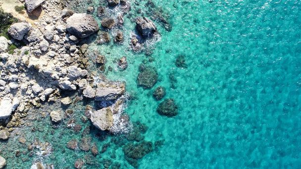 マルタの海水に浮かぶ岩の美しいラグーンの景色 - 写真・画像