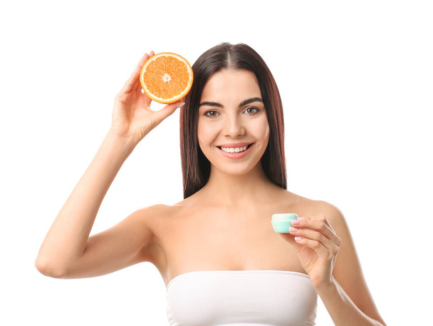 Piękna kobieta z pomarańczowym i kremem na białym tle - Zdjęcie, obraz