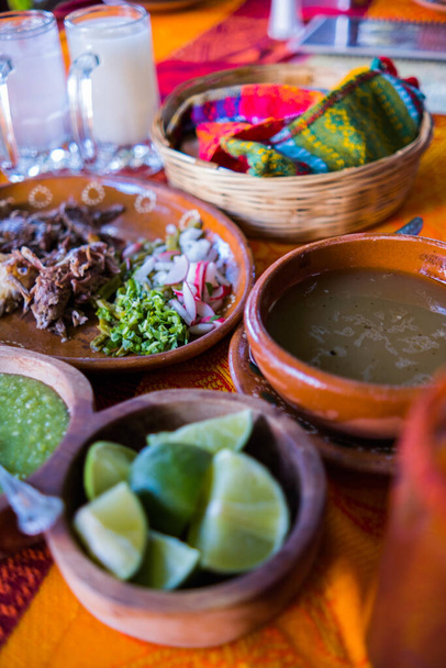 Meksika usulü kuzu eti, sos ve iki kavanoz ferahlatıcı içecek. - Fotoğraf, Görsel