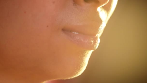 close-up uitzicht van vrouw likken lippen. - Video