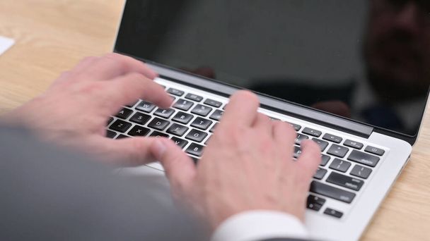 Vista trasera del hombre de negocios escribiendo en el ordenador portátil - Foto, Imagen