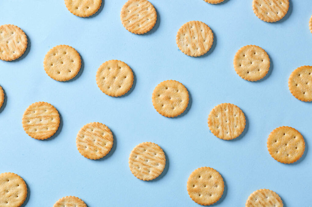 Tasty crackers on color background - Foto, Imagen