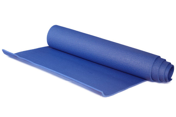 Светло-синий коврик для йоги изолирован на белом фоне. - Фото, изображение