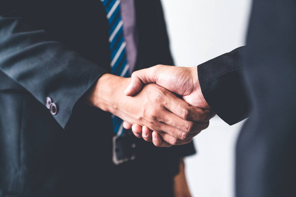 Business people handshake agreement in office. - Foto, Imagen