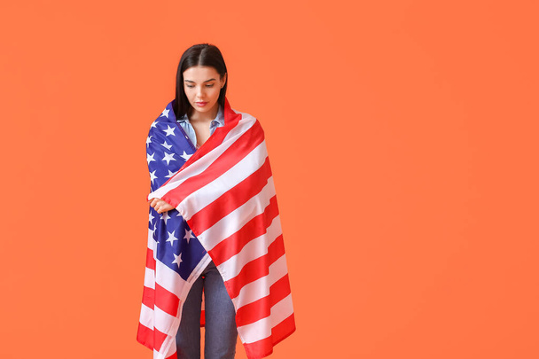 Молодая женщина с флагом США на цветном фоне. Праздник памяти - Фото, изображение