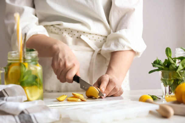 Kobieta przygotowuje imbirową lemoniadę w kuchni - Zdjęcie, obraz